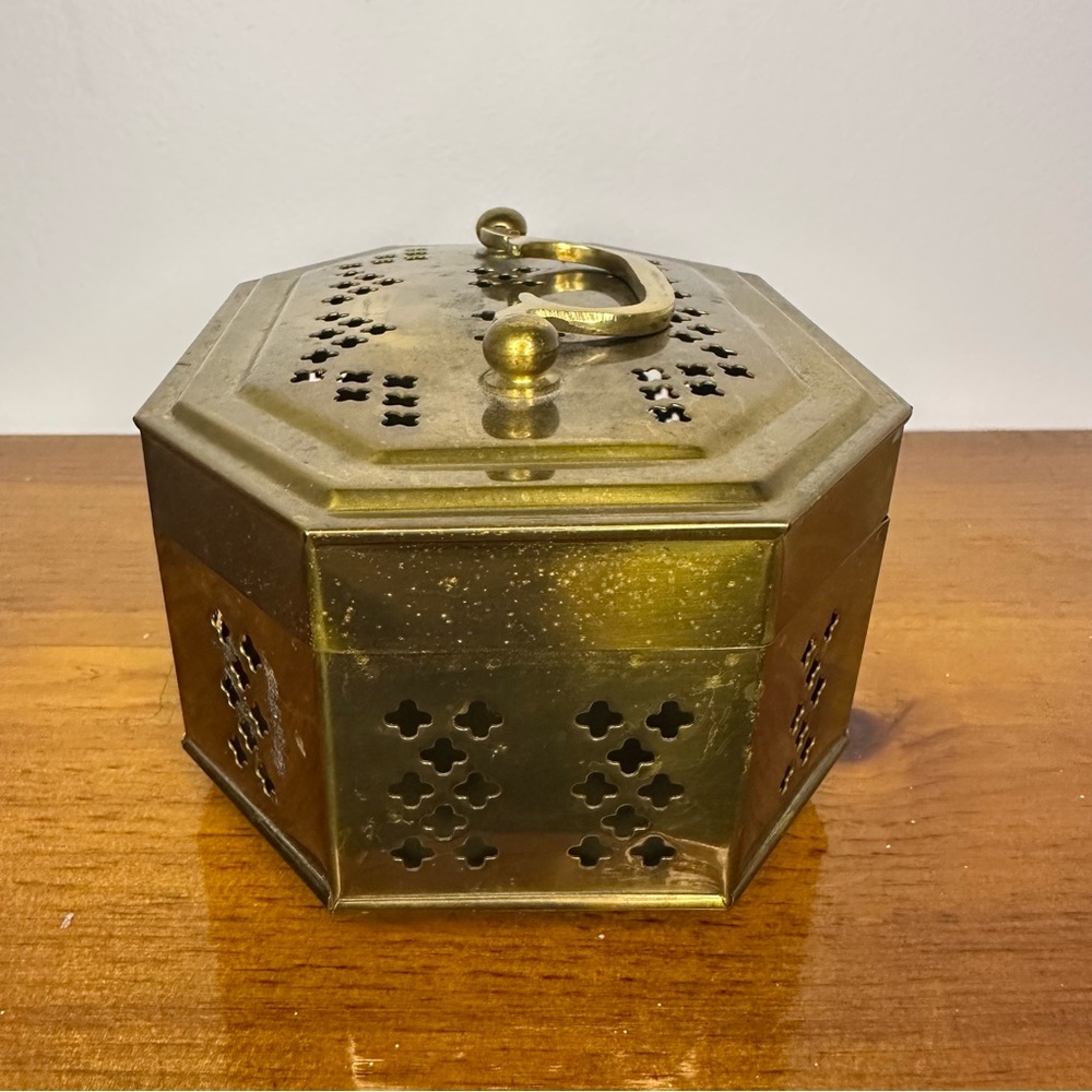 Vintage Pierced Footed Brass Box Potpourri Cricket Trinket Jewelry India Patina - Picture 5 of 6